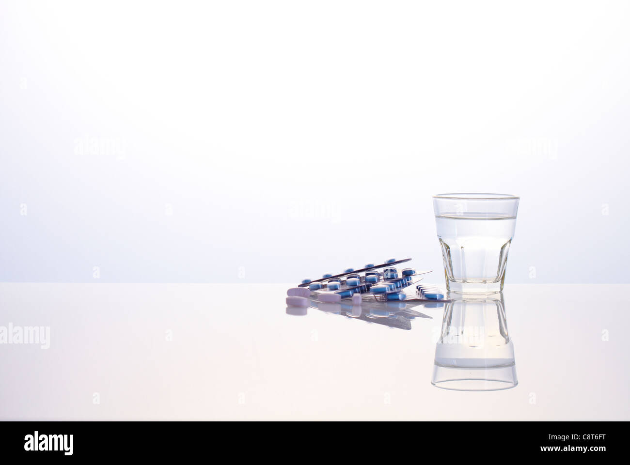 Pila di confezioni blister lungo con vetro riempito con acqua Foto Stock