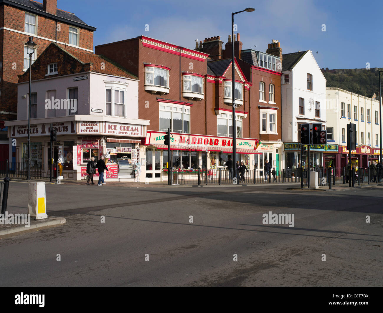 dh South Bay SCARBOROUGH NORTH YORKSHIRE Harbour Bar sulla spiaggia Scarborough Beach Cafe Foto Stock