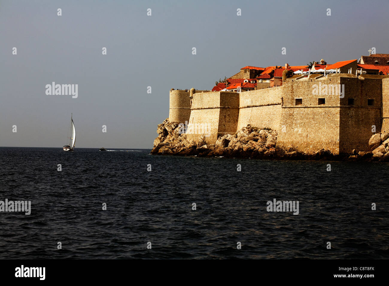 Dubrovnik le mura della città dal mare della Dalmazia Croazia Foto Stock