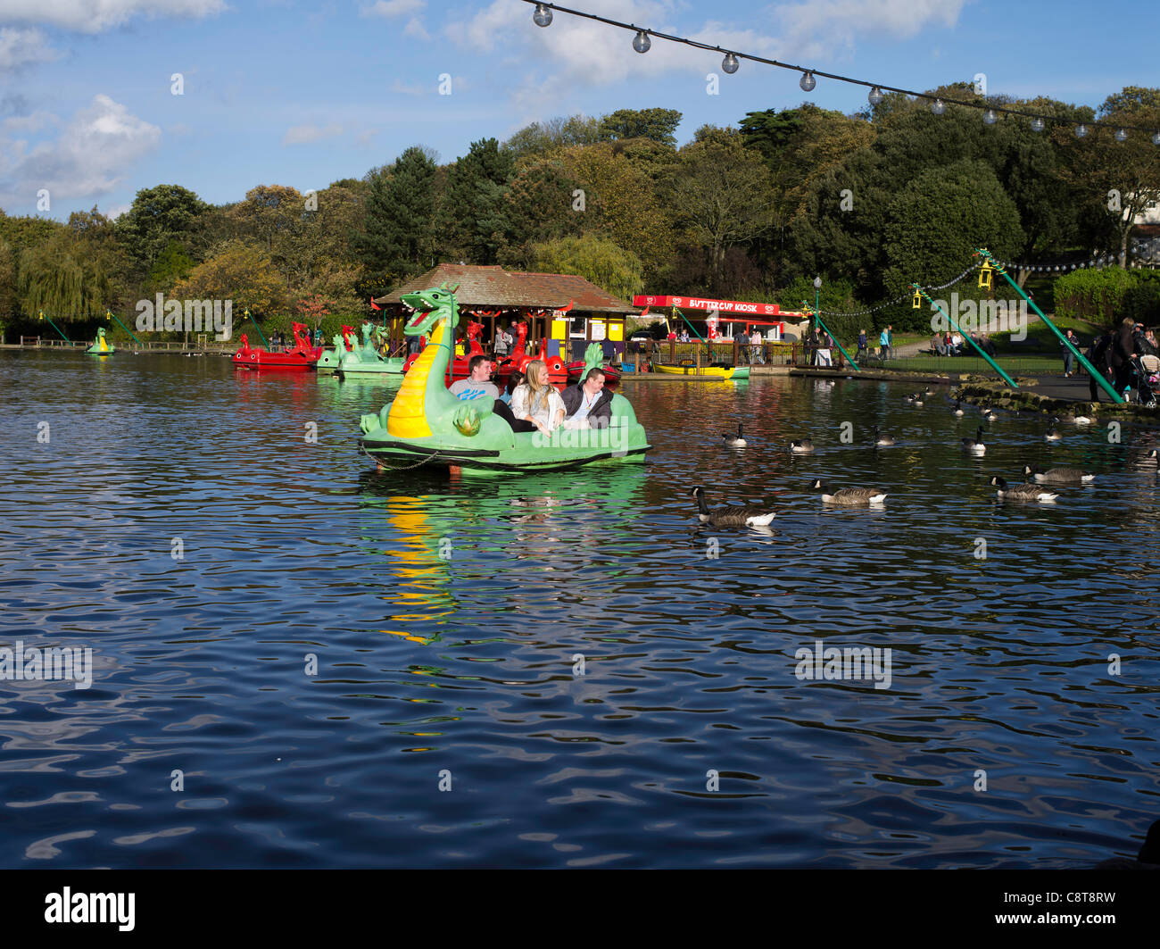 Dh Rivelyn Scarborough North Yorkshire persone in pedalò sul lago Peasholm barche regno unito Foto Stock