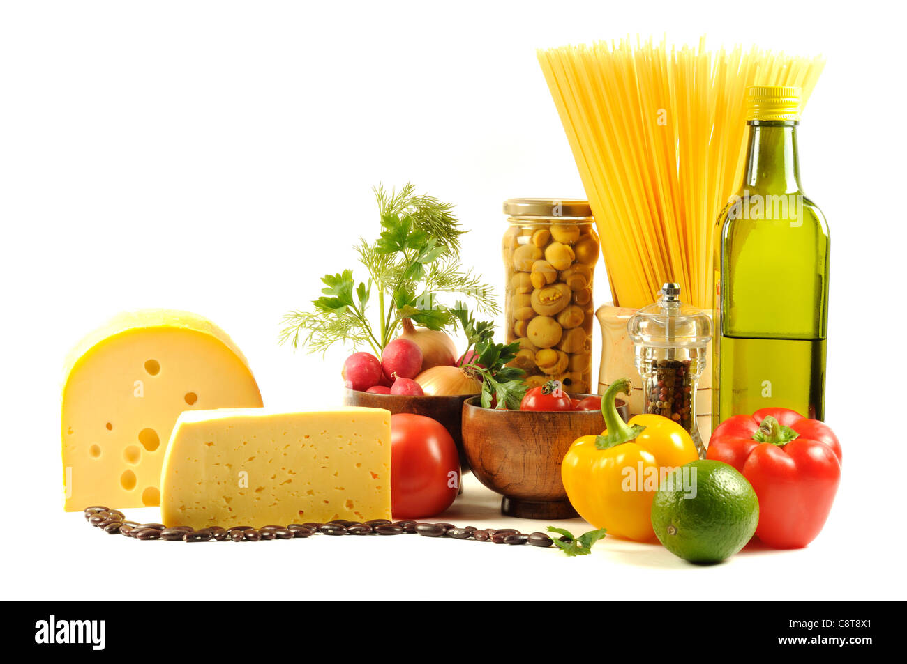 Verdure , pasta, formaggi e spezie differenti, su sfondo bianco Foto Stock