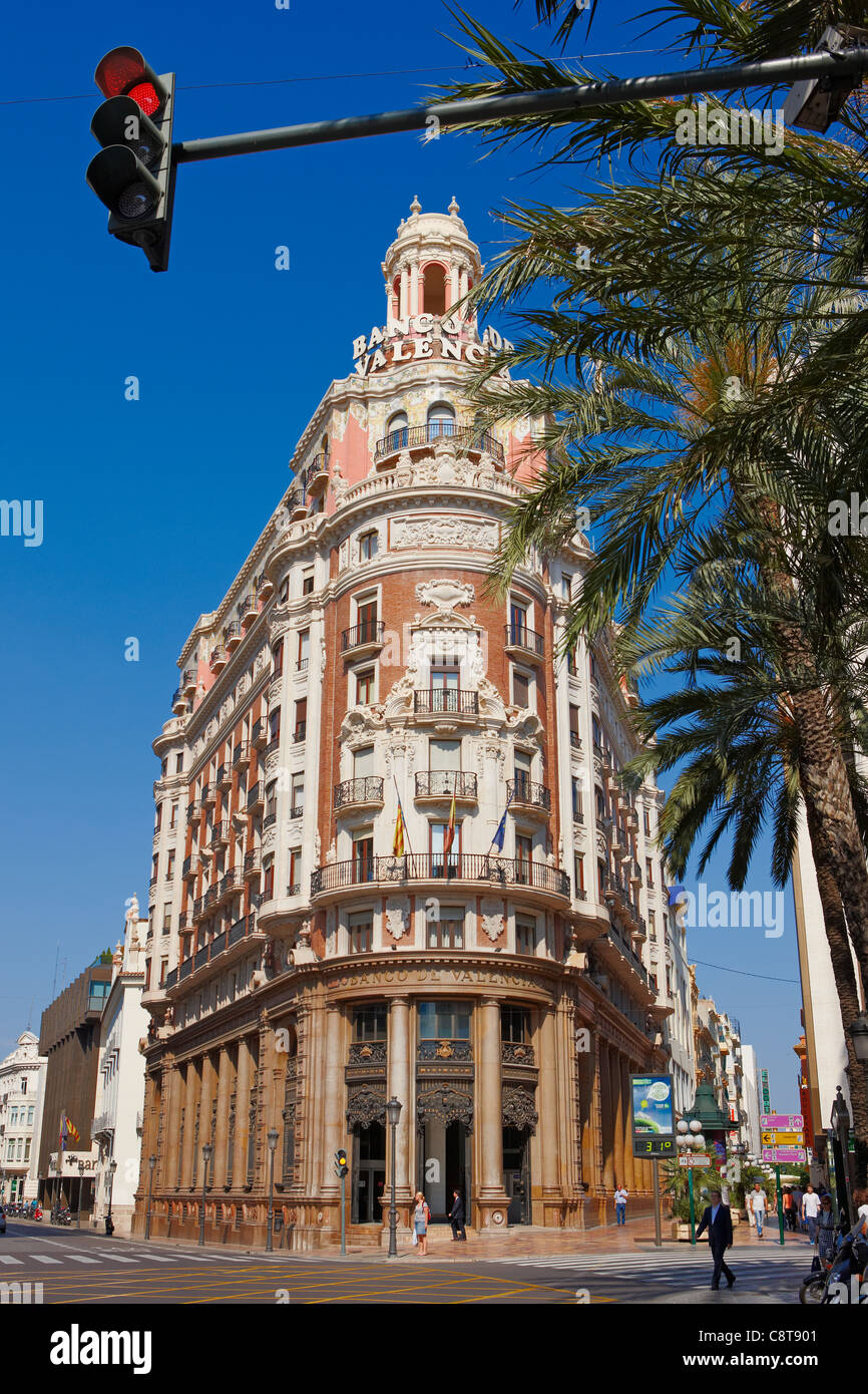 Semaforo rosso nella parte anteriore del banco di Valencia edificio. Valencia, Spagna. Foto Stock