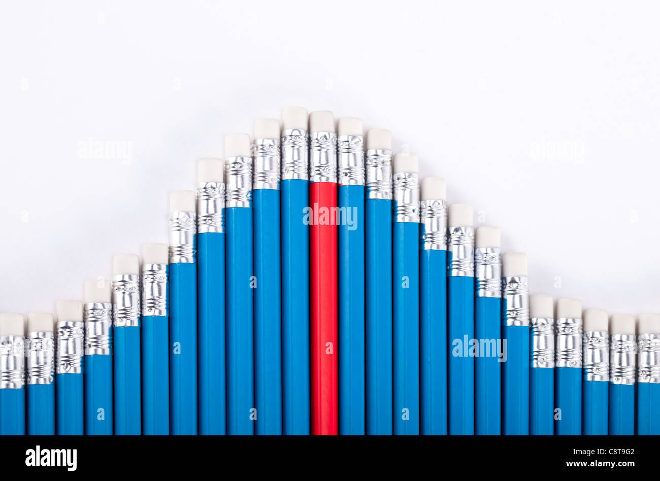 Grande gruppo di matite di colore blu con una matita rossa in forma di grafico Foto Stock
