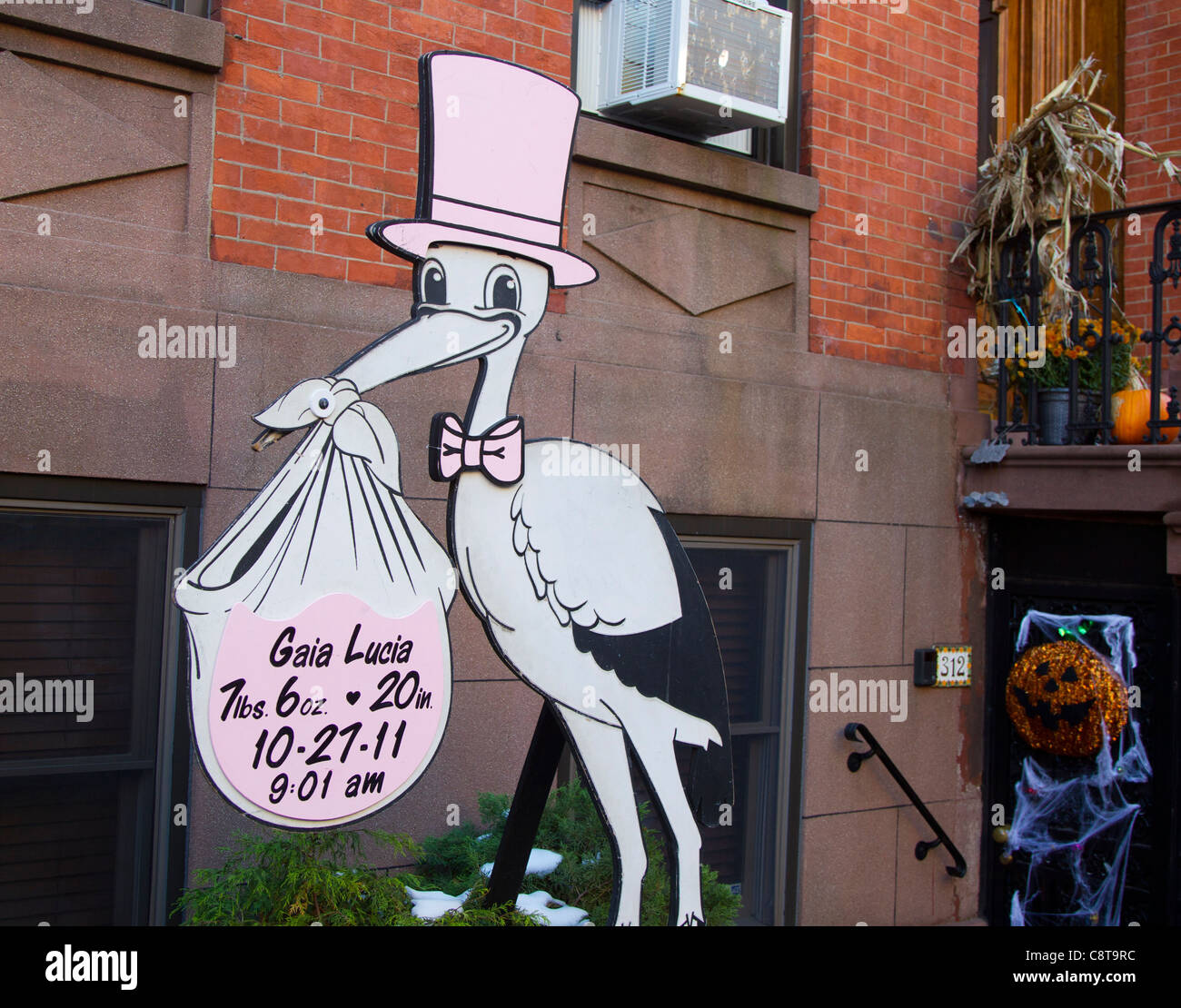 Annuncio di nascita al di fuori di un edificio di Brooklyn, New York Foto Stock