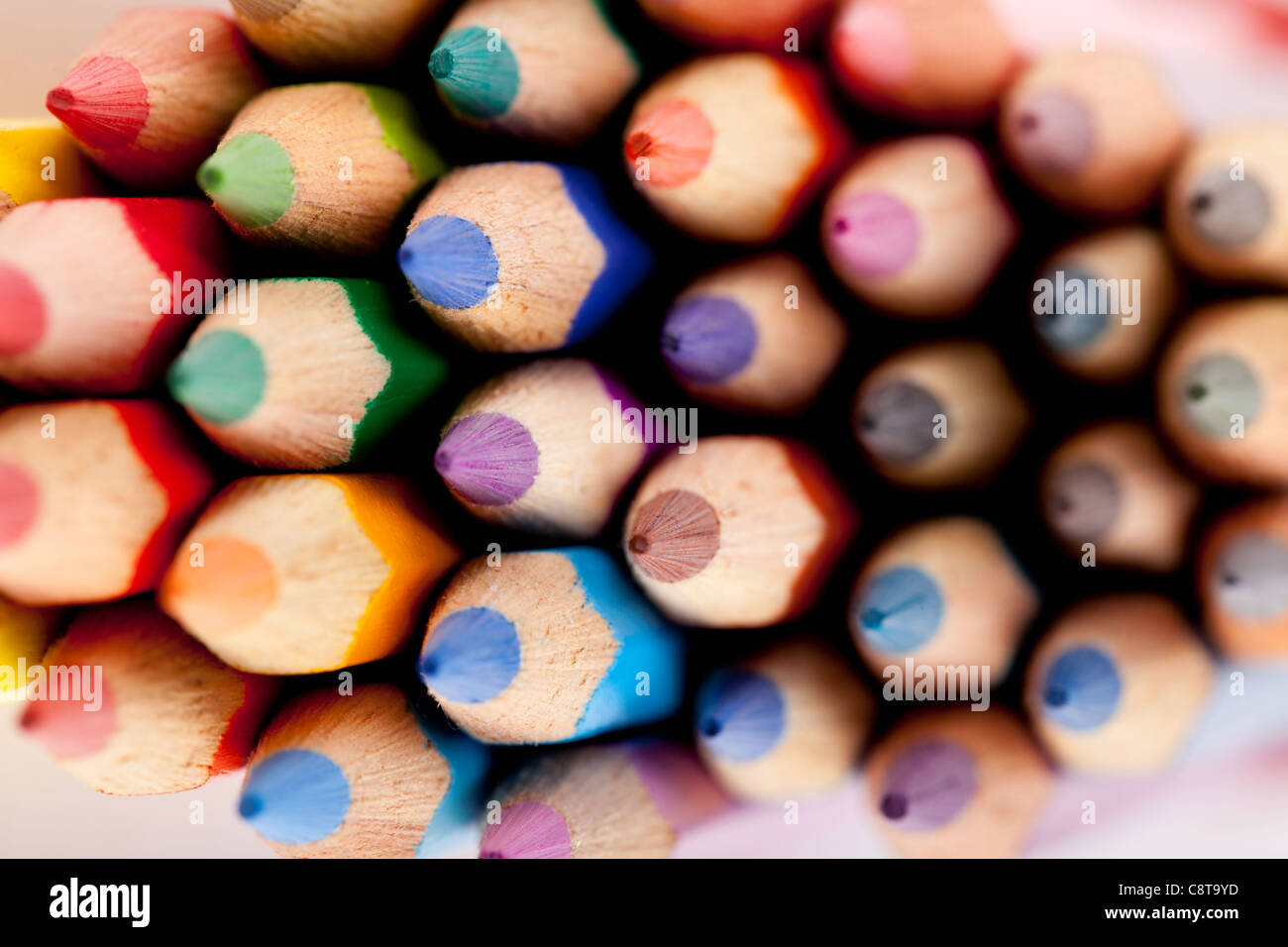 Grande gruppo di Multi matite colorate Foto Stock