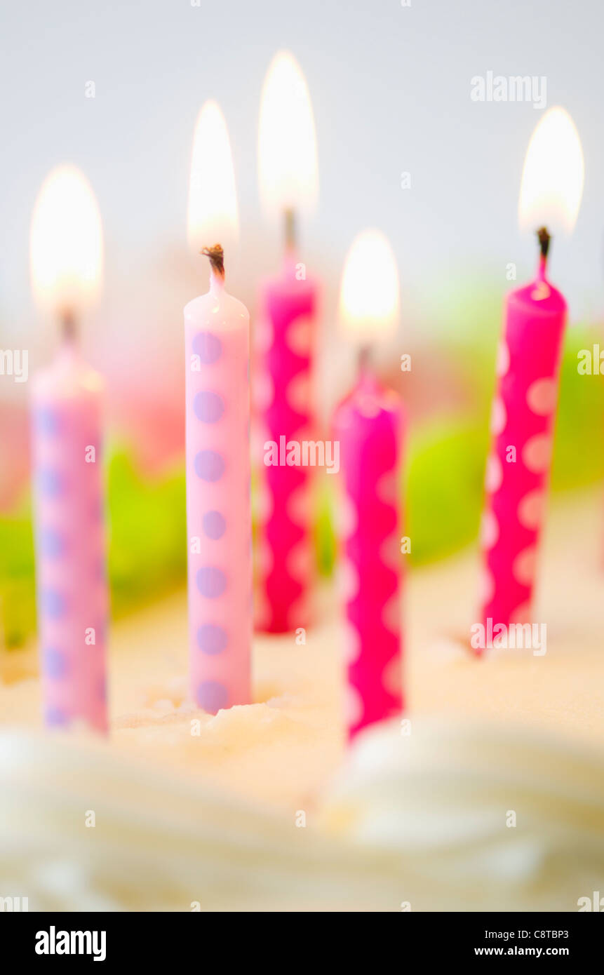 Close-up di compleanno candeline sulla torta Foto Stock