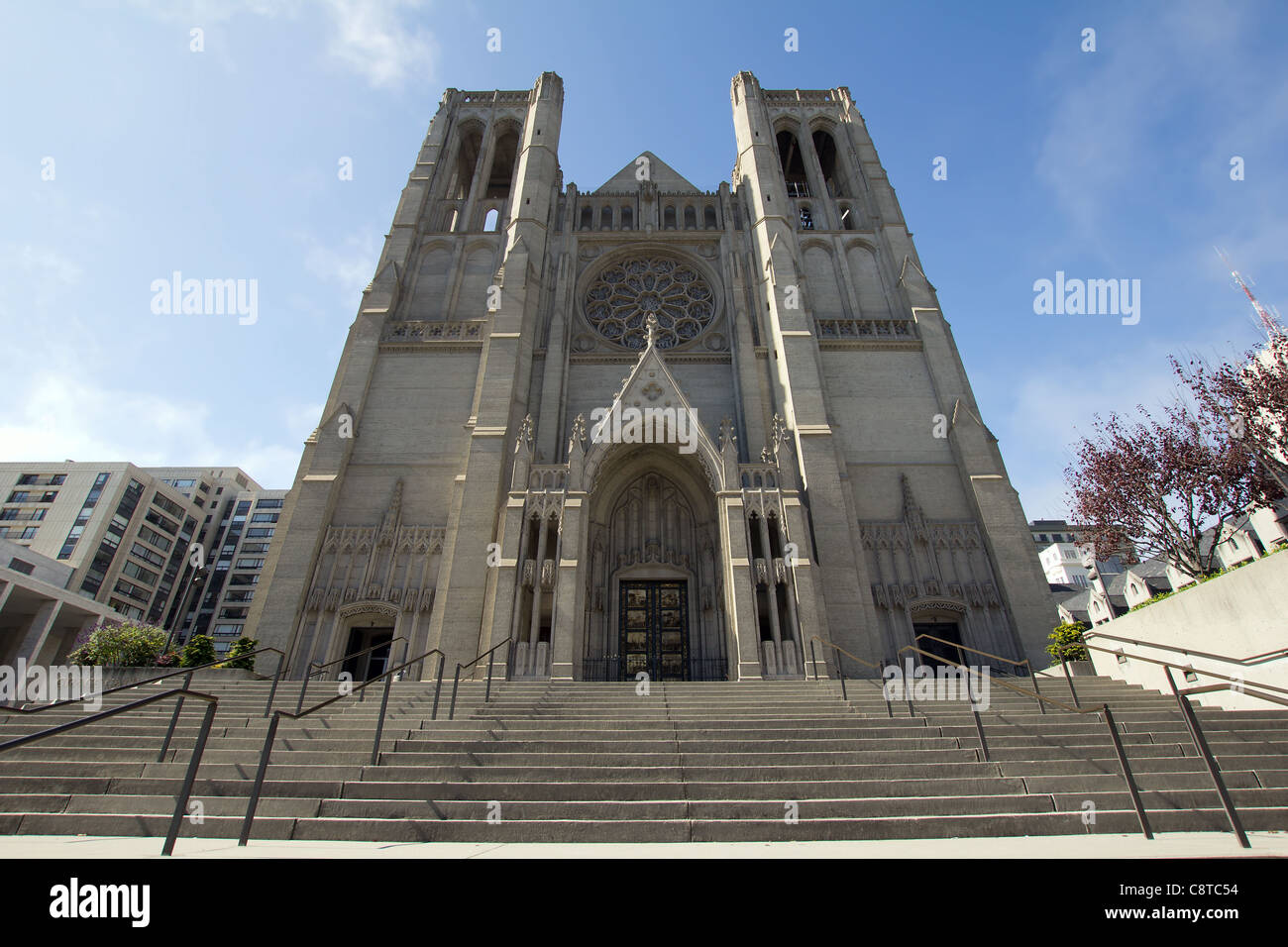 Gradini esterni alla grazia della Cattedrale di San Francisco in California Foto Stock