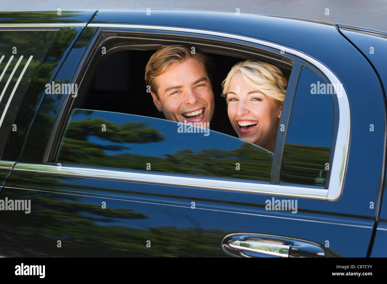 Stati Uniti d'America, nello Stato di New York, Old Westbury, felice coppia sposata in limousine Foto Stock