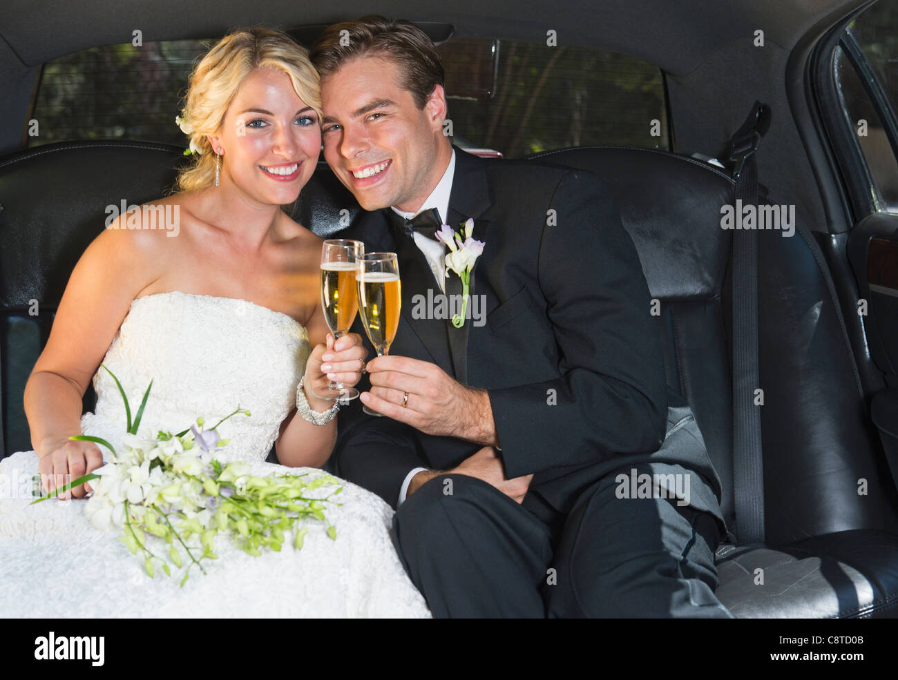 Stati Uniti d'America, nello Stato di New York, Old Westbury, sposi in limousine Foto Stock
