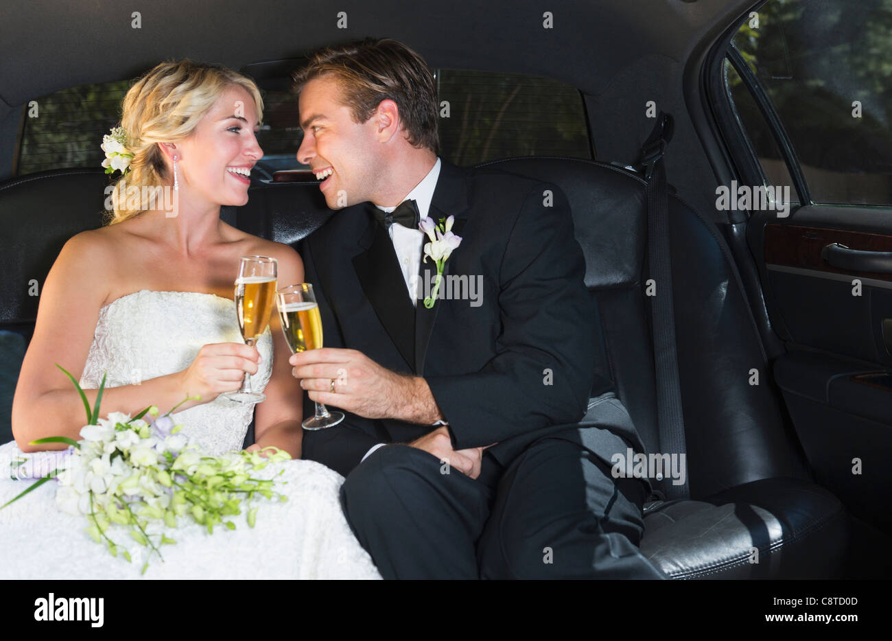 Stati Uniti d'America, nello Stato di New York, Old Westbury, sposi in limousine Foto Stock