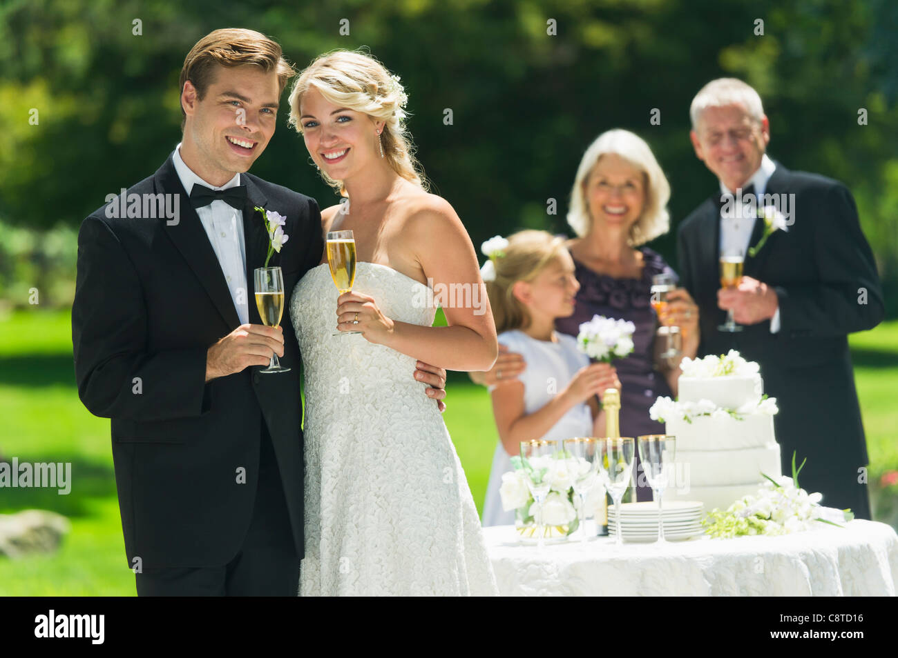 Stati Uniti d'America, nello Stato di New York, Old Westbury, la sposa e lo sposo a ricevimento di nozze, persone in background Foto Stock