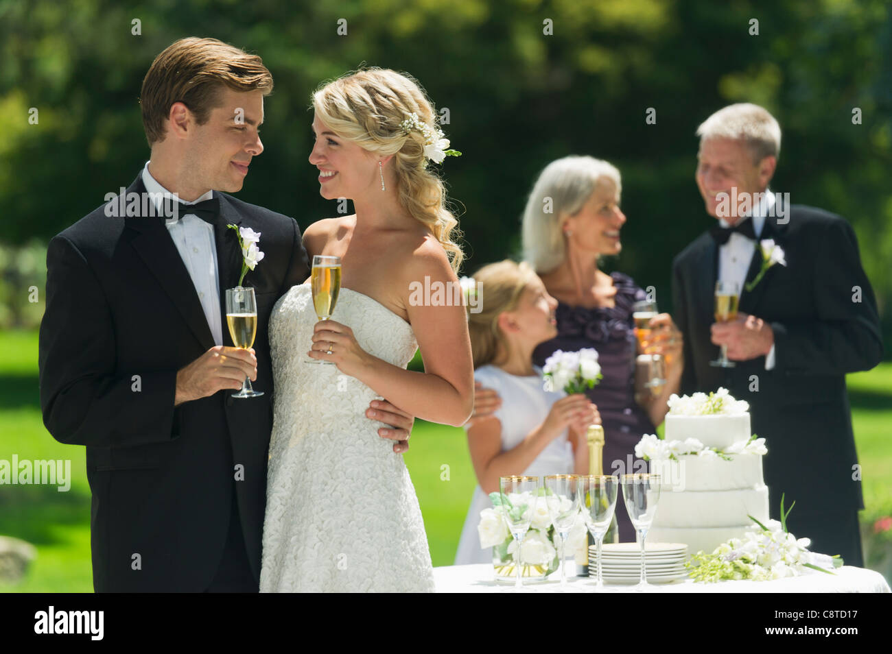 Stati Uniti d'America, nello Stato di New York, Old Westbury, la sposa e lo sposo a ricevimento di nozze, persone in background Foto Stock