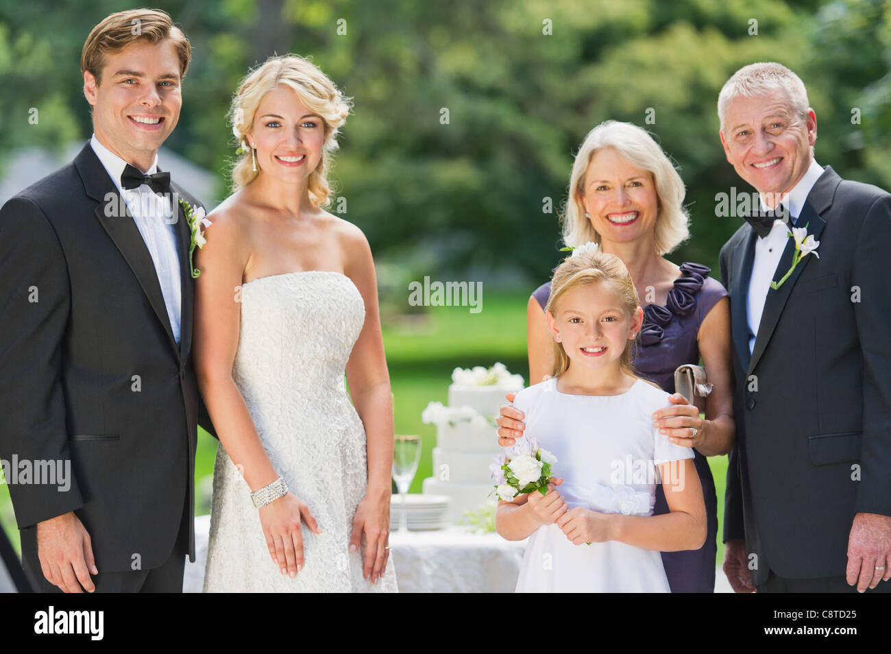 Stati Uniti d'America, nello Stato di New York, Old Westbury, Ritratto di coniugi e di genitori e fiore ragazza Foto Stock