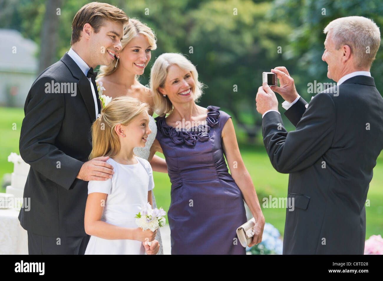 Stati Uniti d'America, nello Stato di New York, Old Westbury, coppia di coniugi e di genitori e fiore ragazza in posa Foto Stock