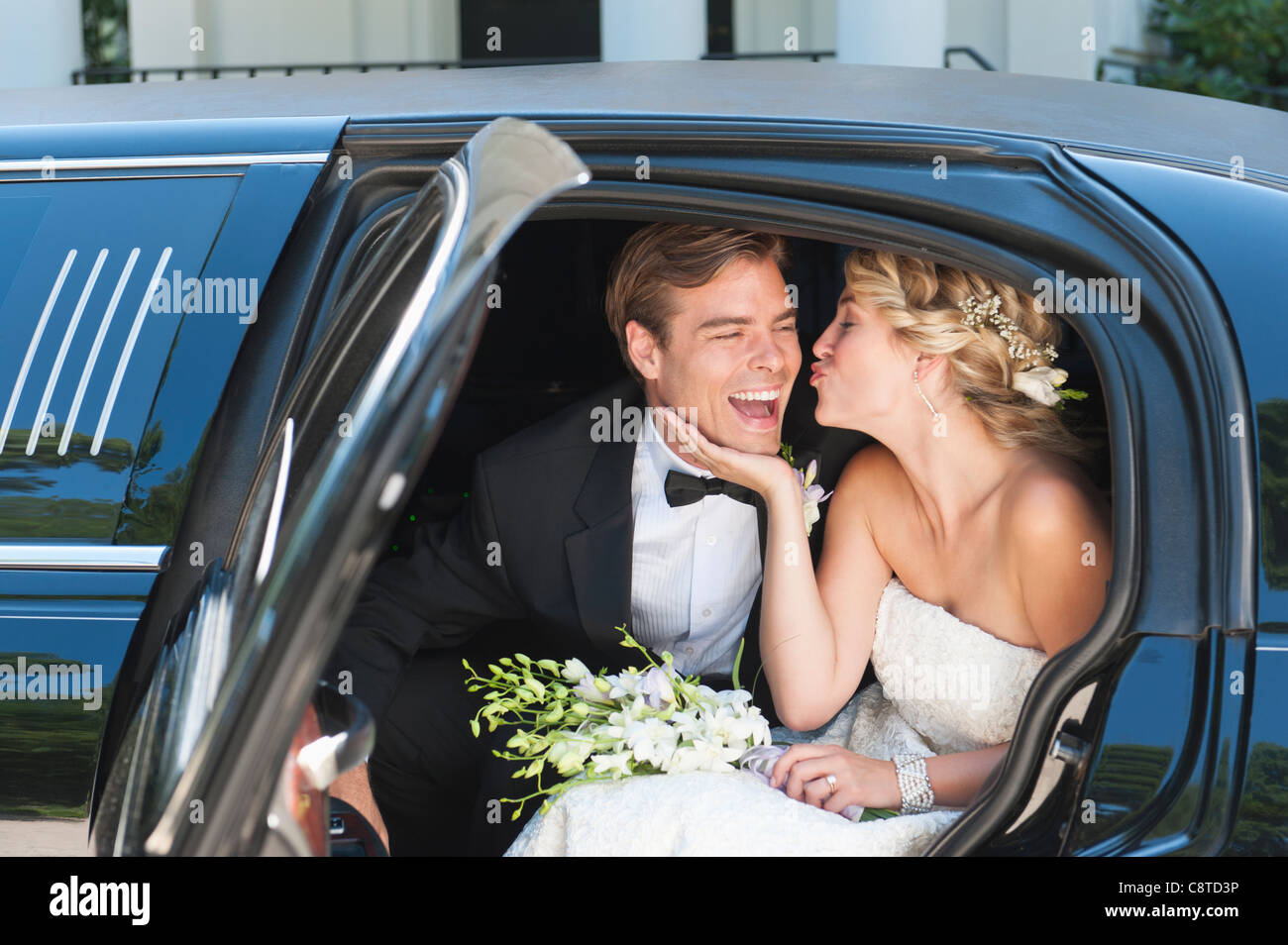 Stati Uniti d'America, nello Stato di New York, Old Westbury, coppia di novelli sposi seduti in limousine Foto Stock