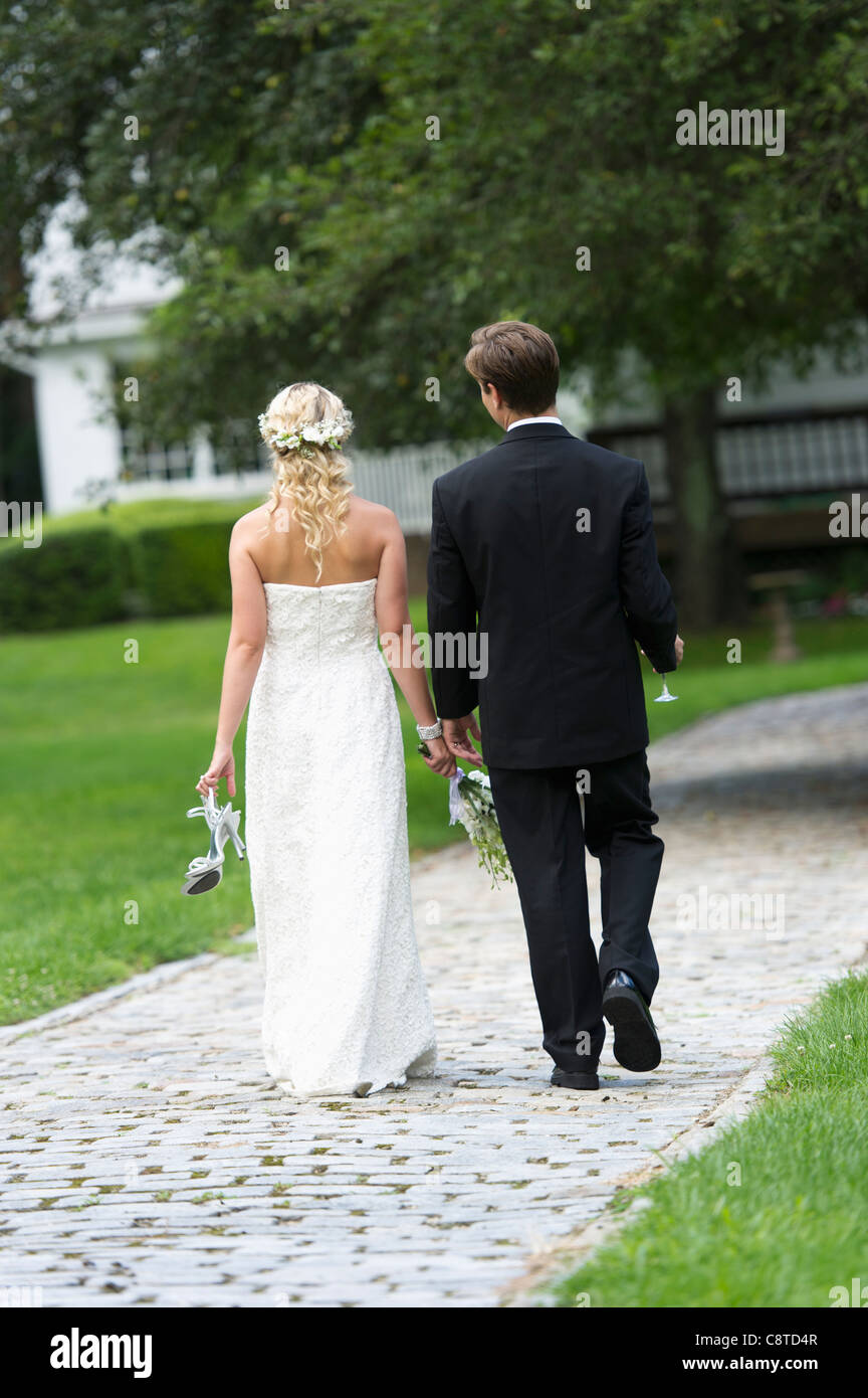 Stati Uniti d'America, nello Stato di New York, Old Westbury, coppia di novelli sposi camminare insieme Foto Stock