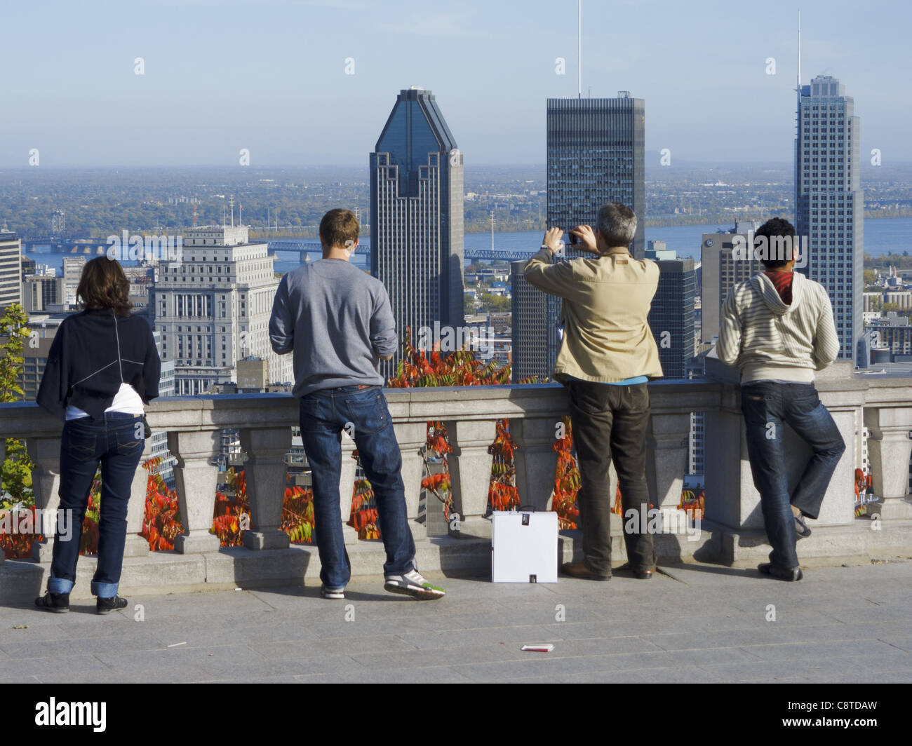 Per coloro che godono della vista sul centro di Montreal dal Kondiaronk lookout a Mount Royal Foto Stock