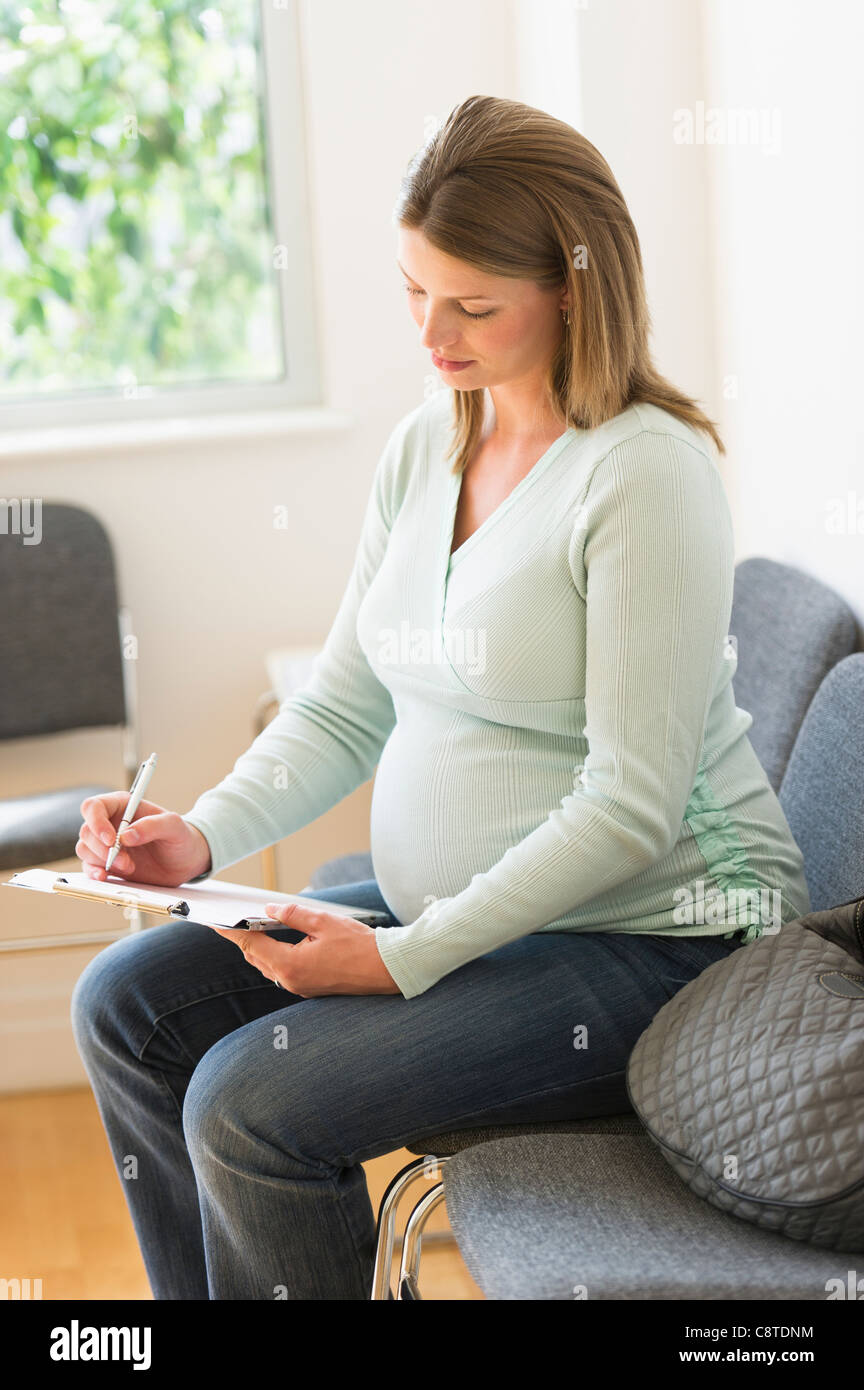 Stati Uniti d'America, New Jersey, Jersey City, giovane donna in medico della sala di attesa Foto Stock