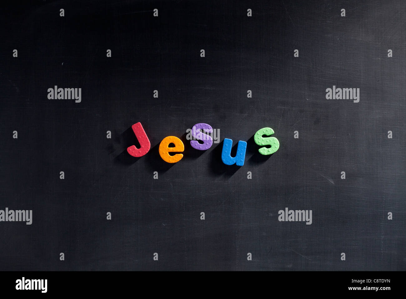 Singola parola Gesù in multi alfabeti colorati Foto Stock