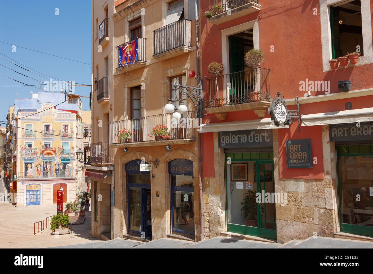 Le variopinte facciate di edifici nel centro storico della città. Tarragona Catalogna. Foto Stock