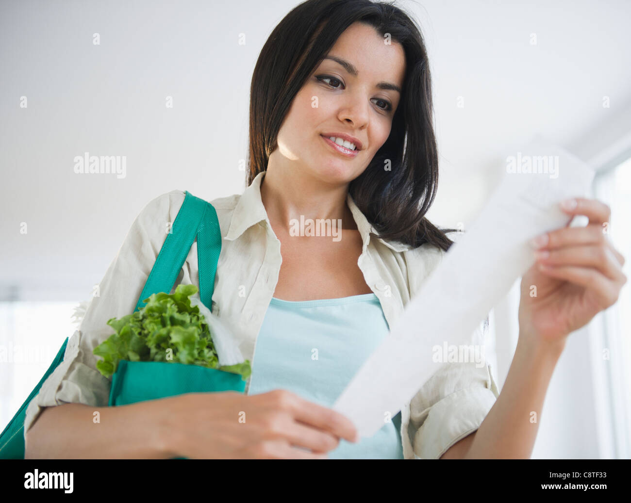Stati Uniti d'America, New Jersey, Jersey City, Donna ricevuta di lettura Foto Stock