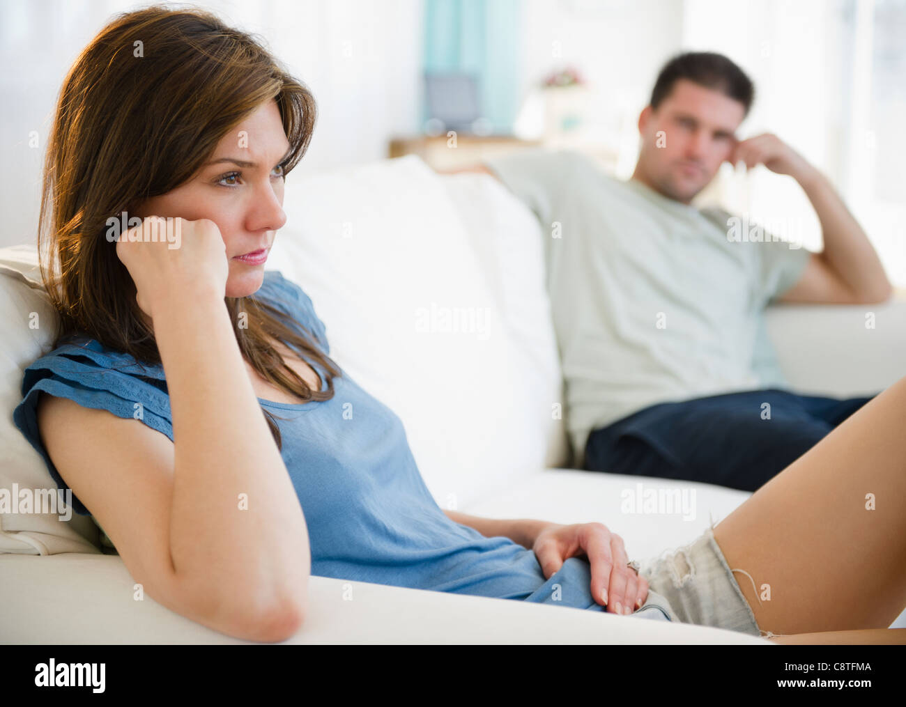 Stati Uniti d'America, New Jersey, Jersey City, giovane sul divano avendo problemi di relazione Foto Stock