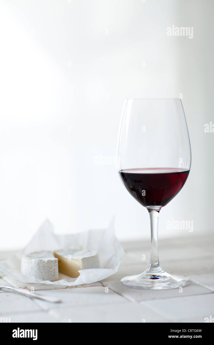 Close-up di vino di vetro con una fetta di formaggio Foto Stock