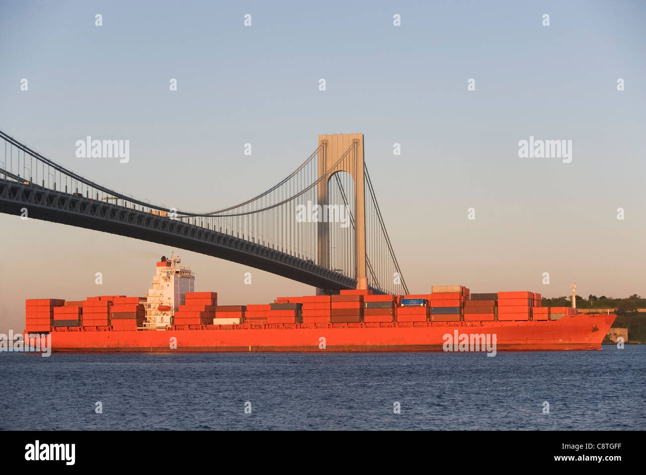 Stati Uniti d'America, nello Stato di New York, New York, Brooklyn, contenitore di nave sotto il ponte Verrazano-Narrows Foto Stock