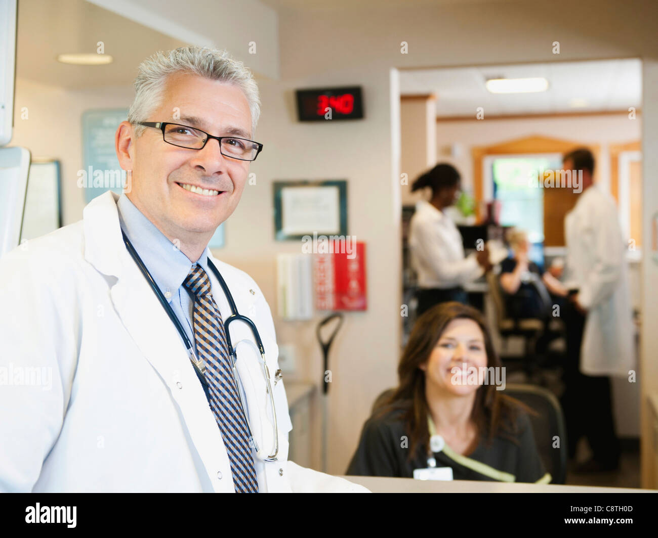 Stati Uniti d'America, Utah, Ogden, ritratto del medico di fiducia con la femmina infermiera in background Foto Stock
