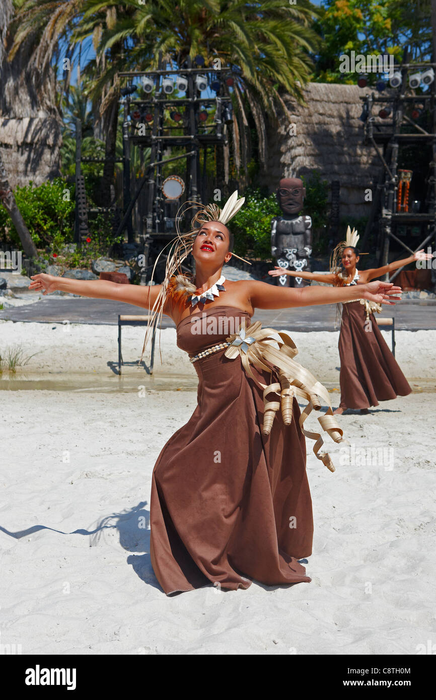 Spettacolo di danza polinesiana al parco divertimenti Port Aventura. Salou, Catalogna, Spagna. Foto Stock