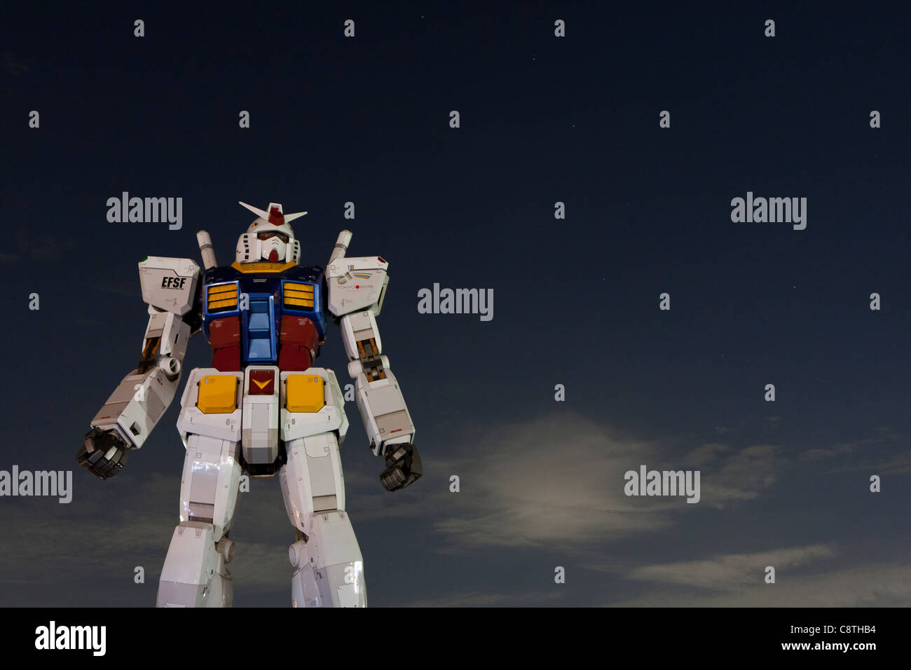 Una dimensione di vita un modello di gundam RX78 modello, in piedi 18 metri  di altezza sul display nel Parco Shiokaze in Odaiba, presso Tokyo, Giappone  Foto stock - Alamy