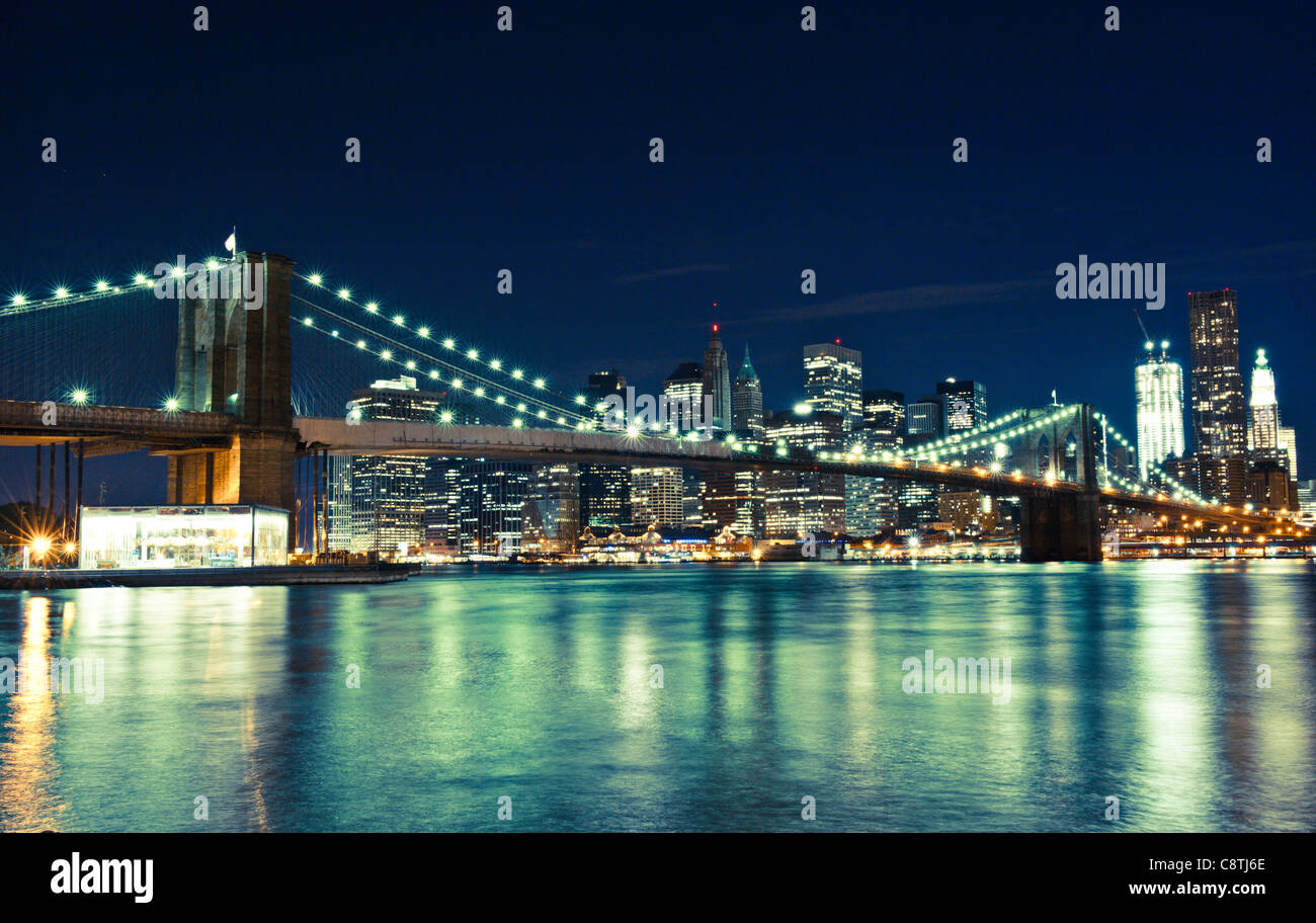 Ponte di Brroklyn e NYC skyline notturno Foto Stock