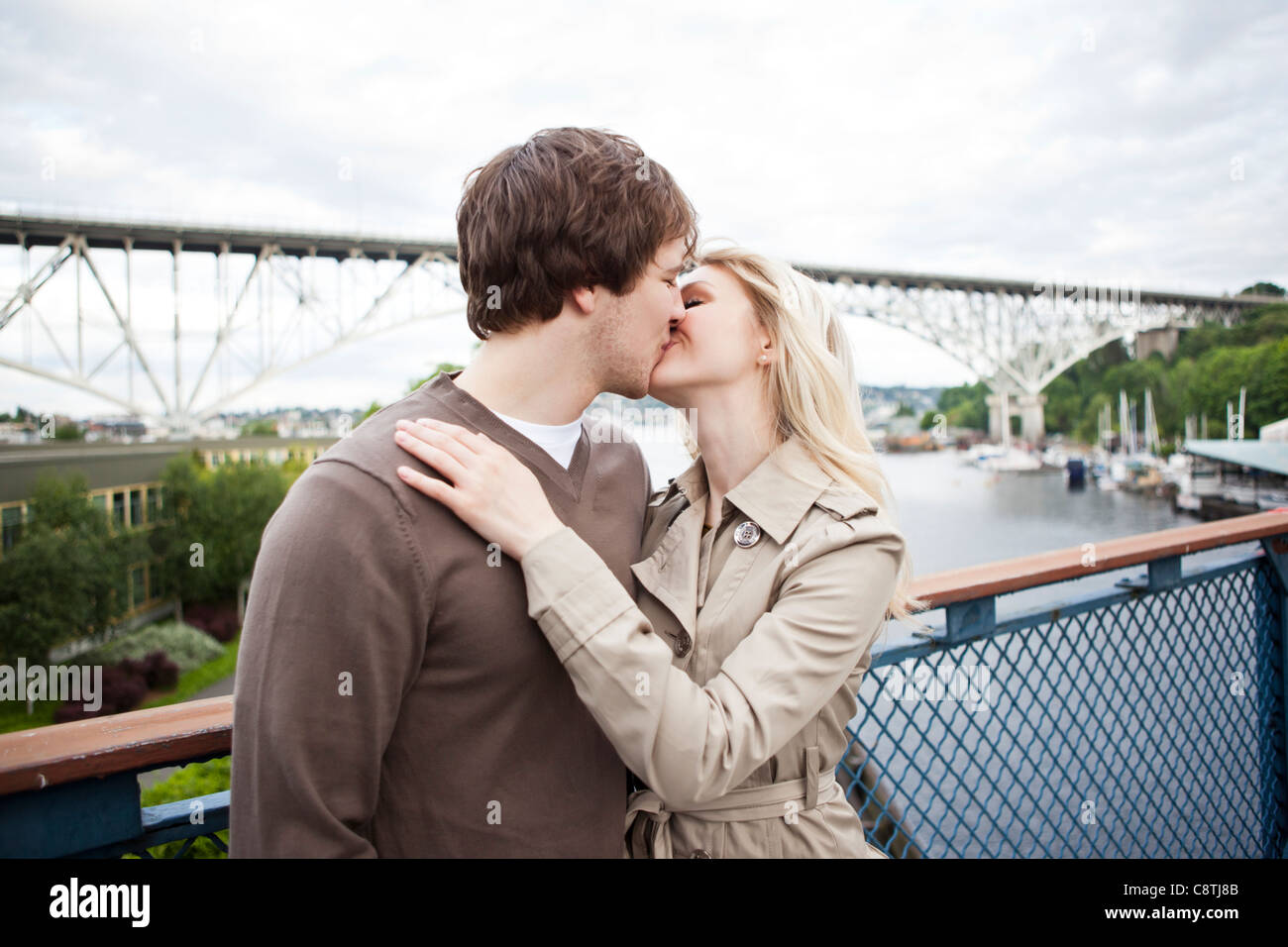 Stati Uniti d'America, Washington, Seattle, coppia giovane kissing sul ponte Foto Stock