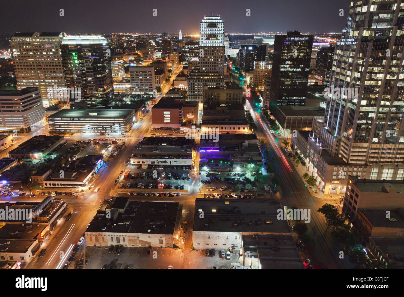 Austin, Texas skyline notturno come si vede guardando a nord dalla Austonian condominiums Foto Stock