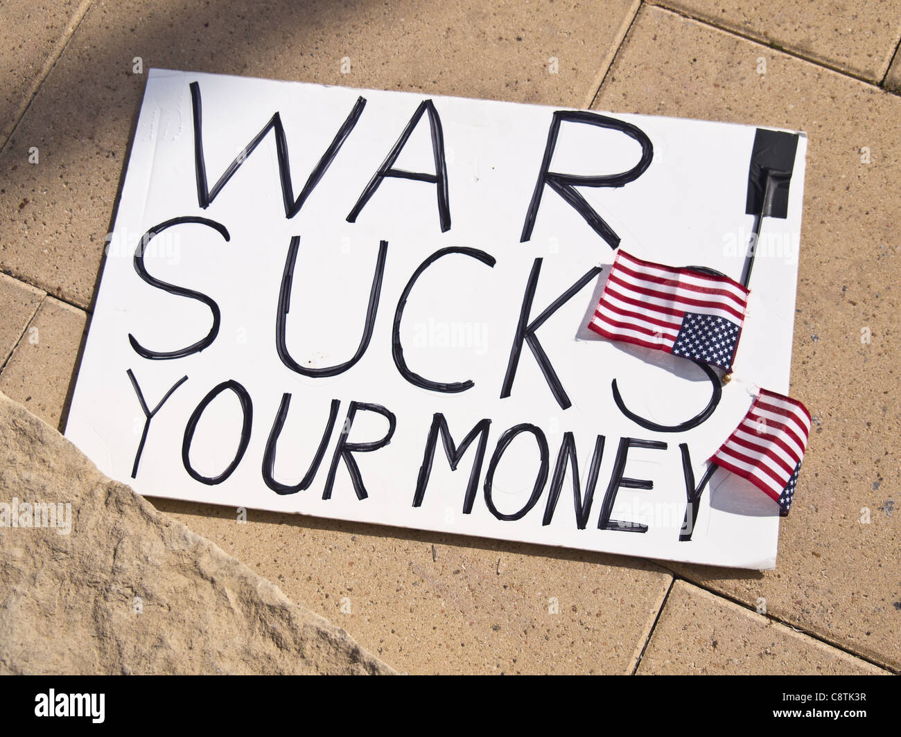 La guerra aspira il vostro denaro - un segno di protesta a occupare Austin, una propaggine di occupare Wall Street circolazione Foto Stock