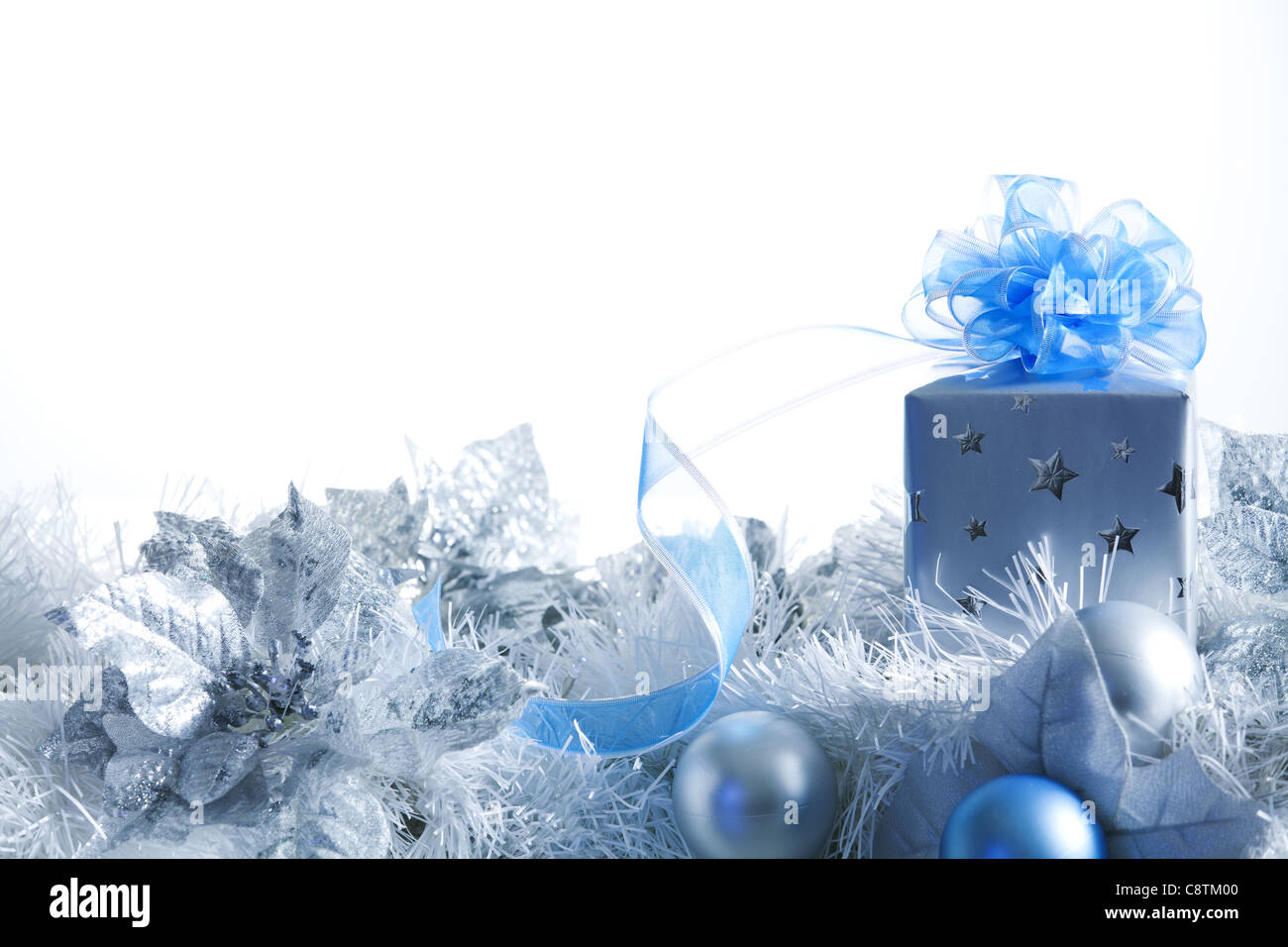 Argento Confezione regalo con nastro blu e ornamenti Foto Stock