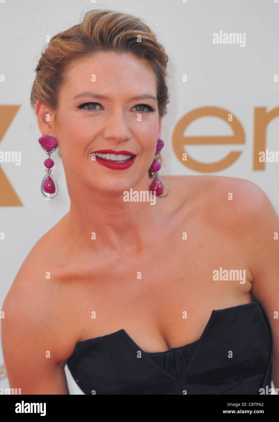 Anna Torv (indossando Lorraine Schwartz orecchini) presso gli arrivi per la 63Primetime Emmy Awards - Gli arrivi 2, Nokia Theater a Foto Stock