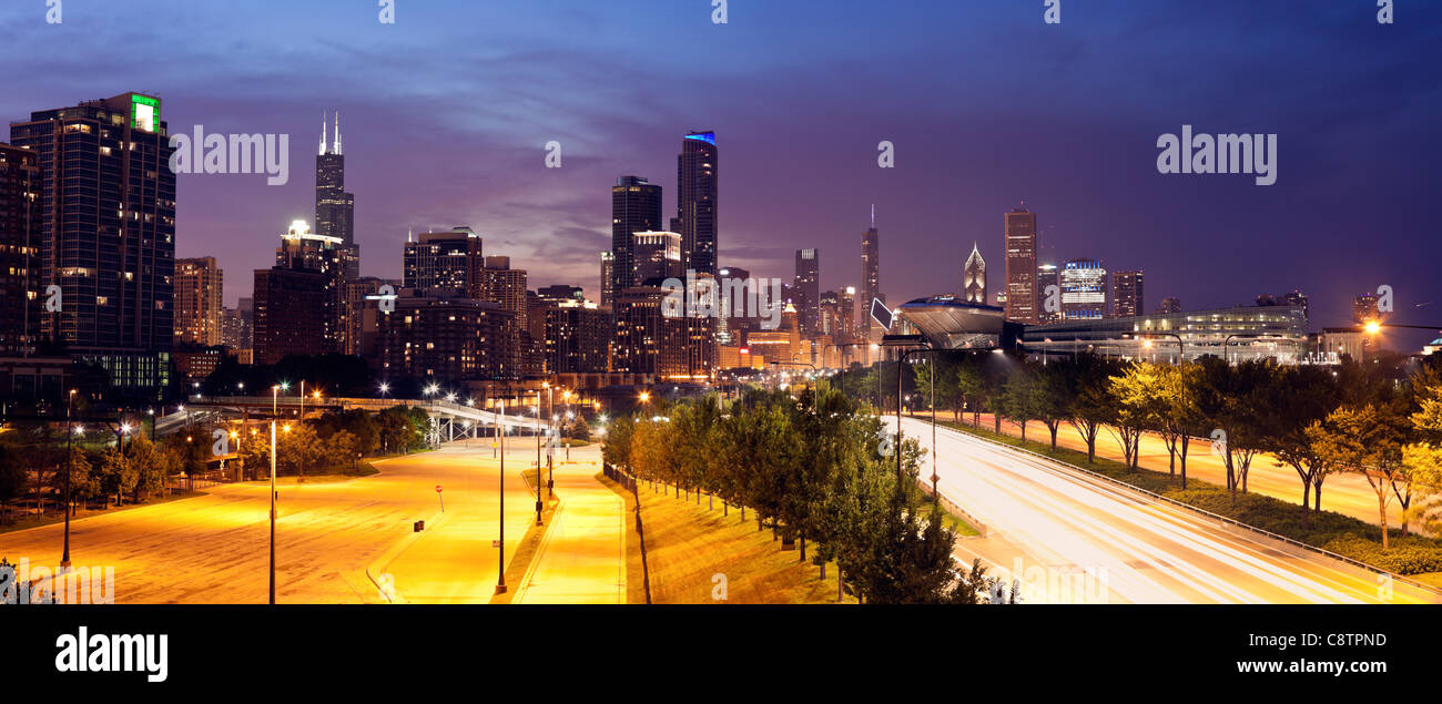Stati Uniti d'America, Illinois, Chicago, vista da sud: Soldier Field e Lake Shore Drive Foto Stock
