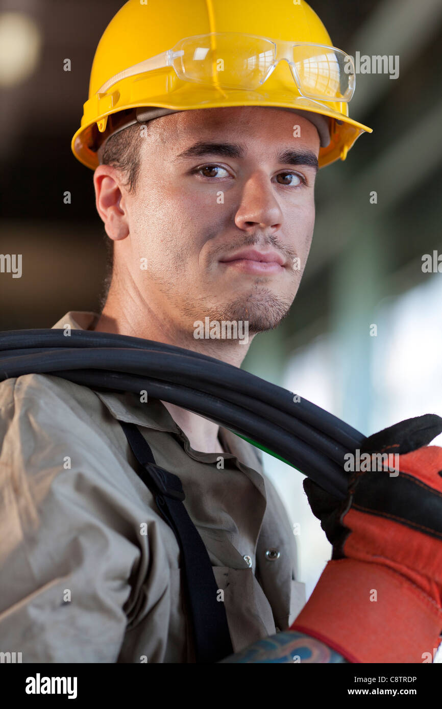 Stati Uniti d'America, Nuovo Messico, Santa Fe, ritratto maschile di lavoratore manuale di INDOSSARE COPRICAPO RIGIDO Foto Stock