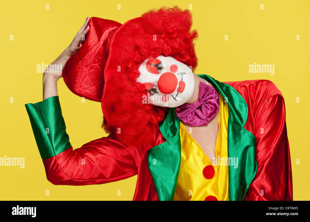 Una femmina di clown con abiti colorati e specchio Foto Stock