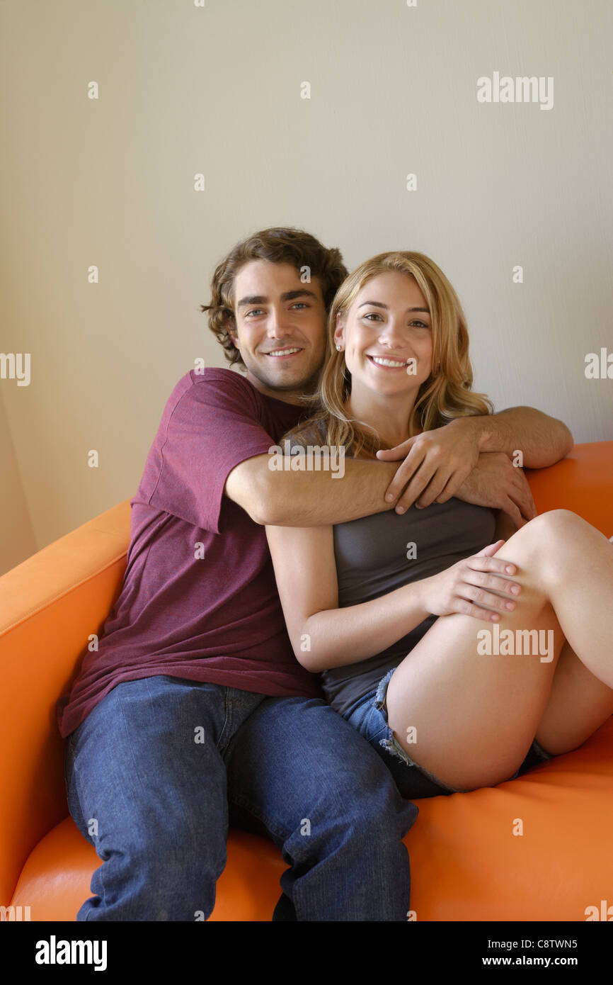 Stati Uniti, California, Los Angeles, Ritratto di coppia giovane seduto sul divano Foto Stock