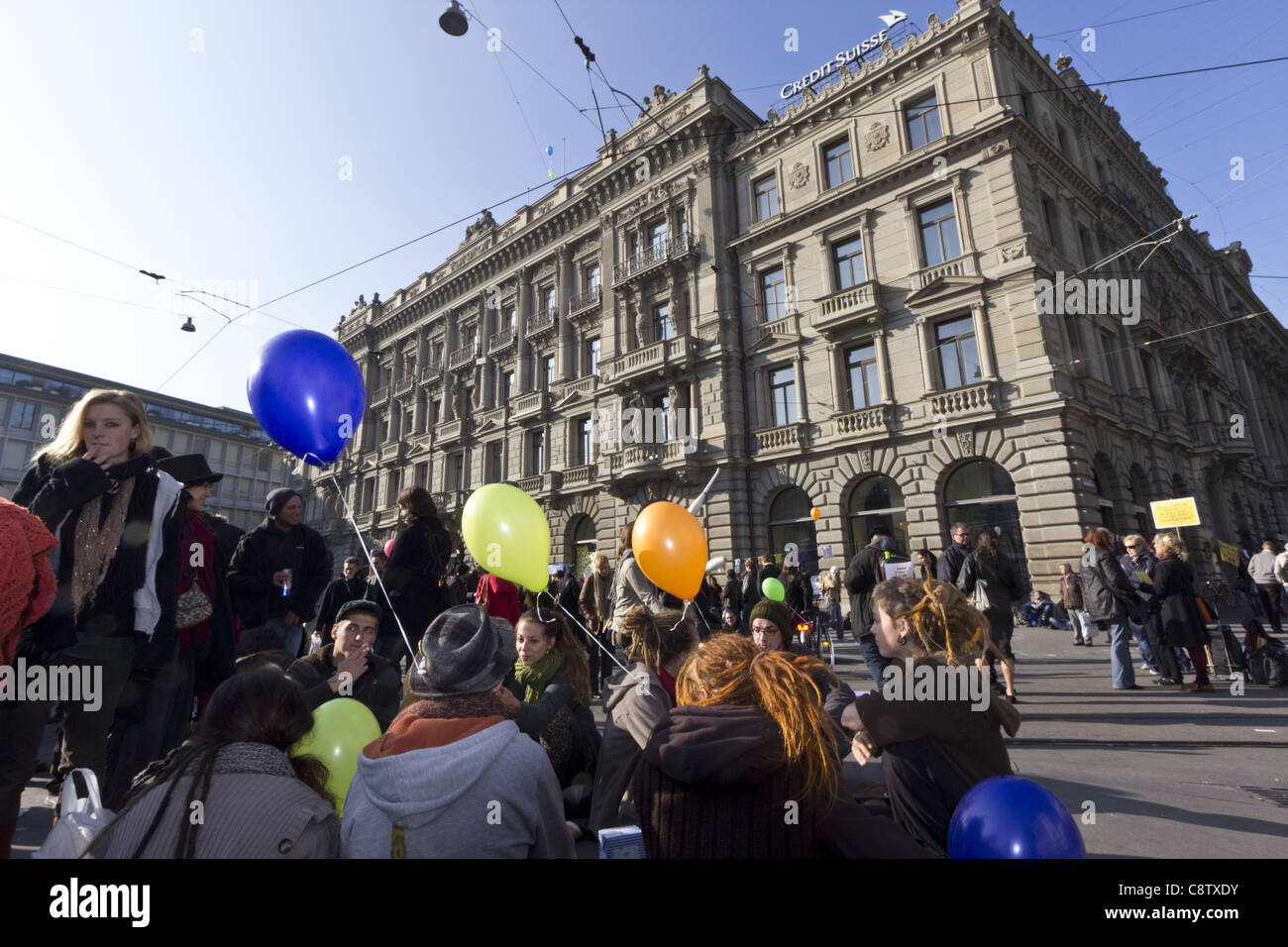 Occupare Paradeplatz Demo nella parte anteriore del Credit Suisse e UBS giganti bancari , Zurigo, Svizzera Foto Stock