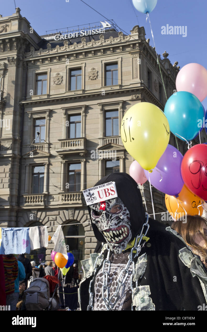 Occupare Paradeplatz Demo nella parte anteriore del Credit Suisse e UBS giganti bancari , Zurigo, Svizzera Foto Stock