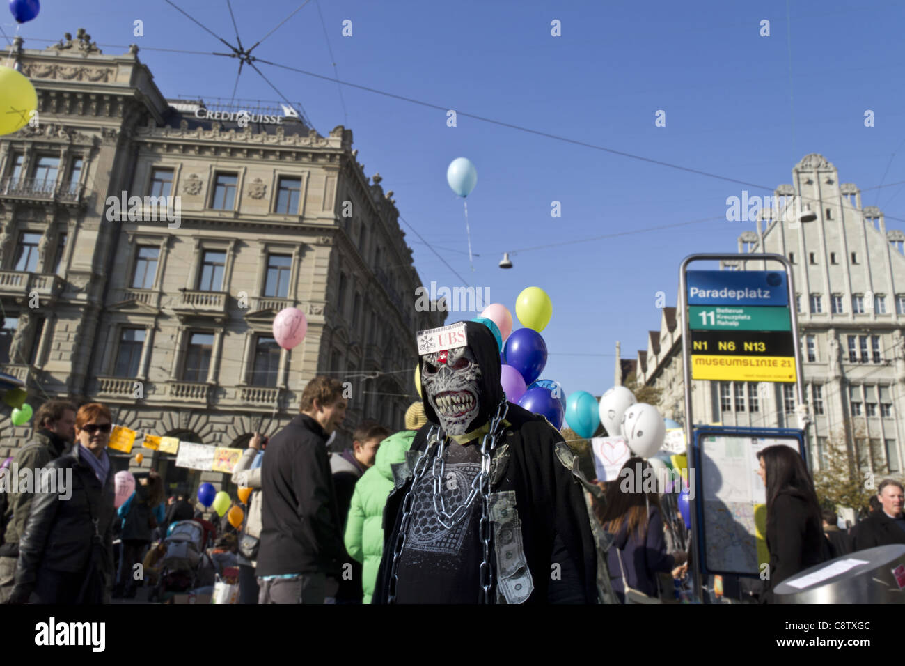 Occupare Paradeplatz Demo nella parte anteriore del Credit Suisse e UBS giganti bancari , Zurigo, Svizzera Foto Stock