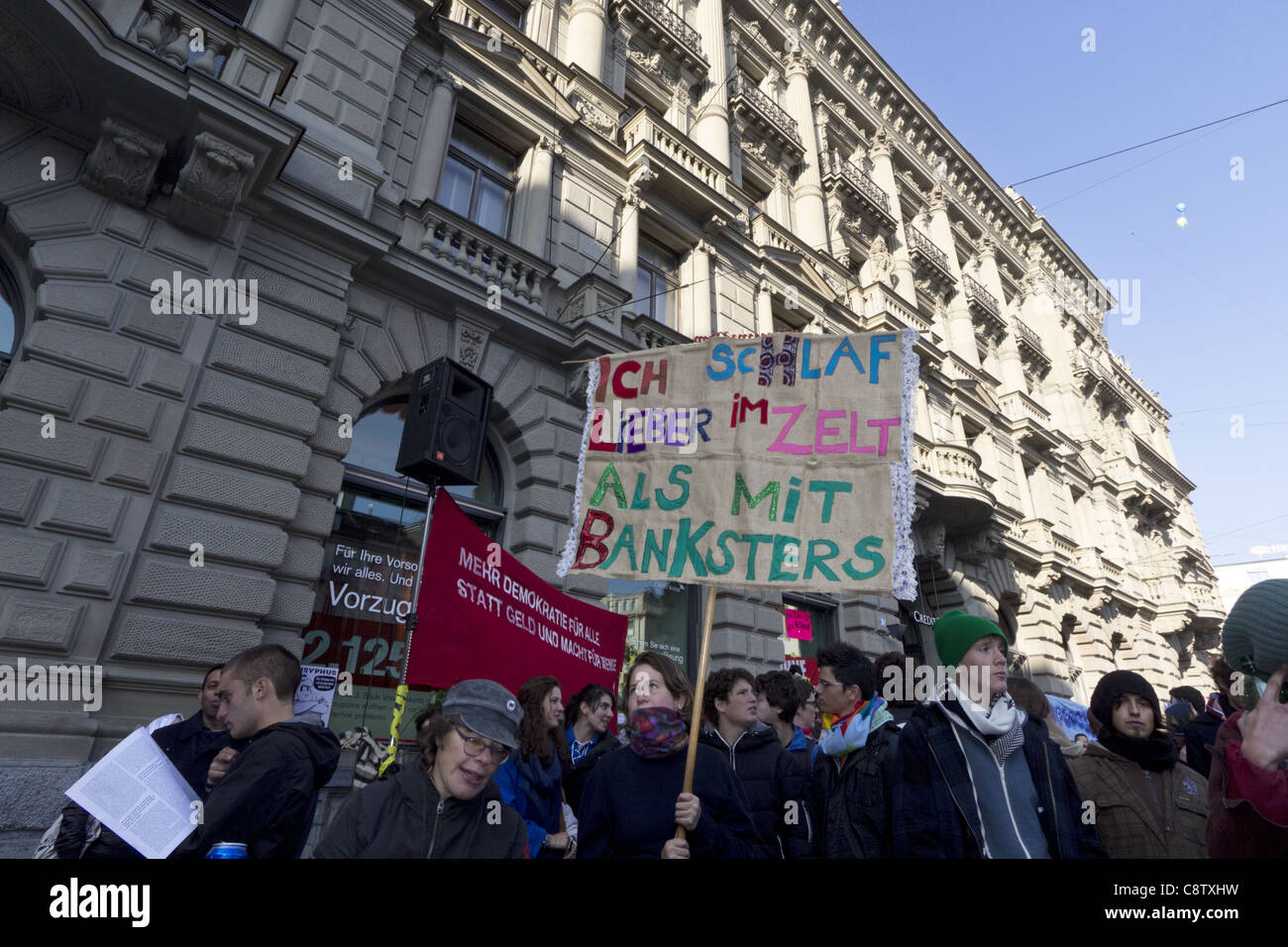 Occupare Paradeplatz Demo nella parte anteriore del Credit Suisse e UBS giganti bancari , Zurigo, Svizzera Foto Stock