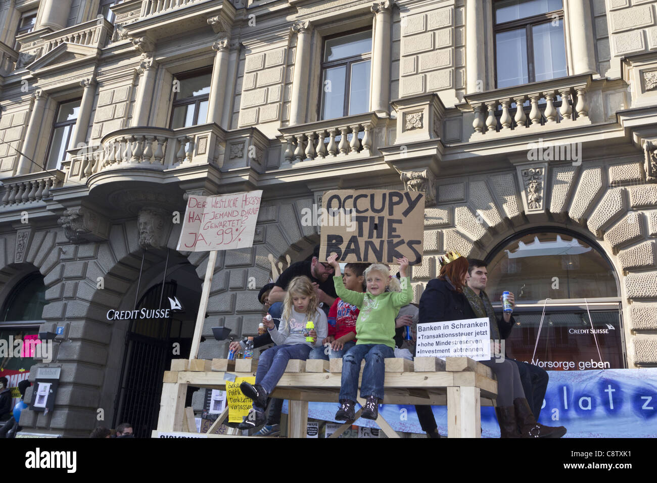 Occupare Paradeplatz Demo nella parte anteriore del Credit Suisse e UBS giganti bancari , Zurigo, Svizzera Foto Stock