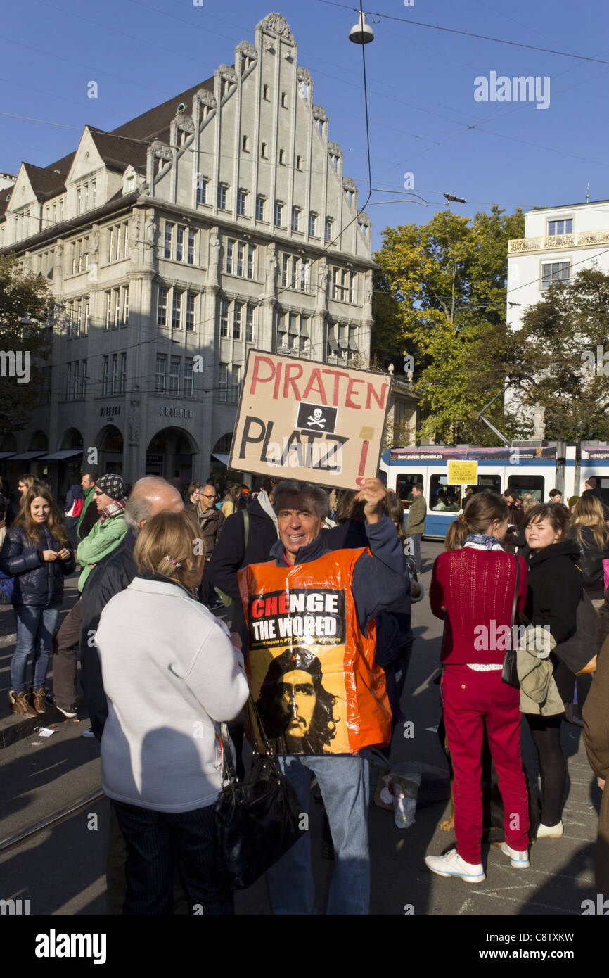 Occupare Paradeplatz Demo nella parte anteriore del Credit Suisse e UBS giganti bancari , Zurigo, Svizzera Foto Stock