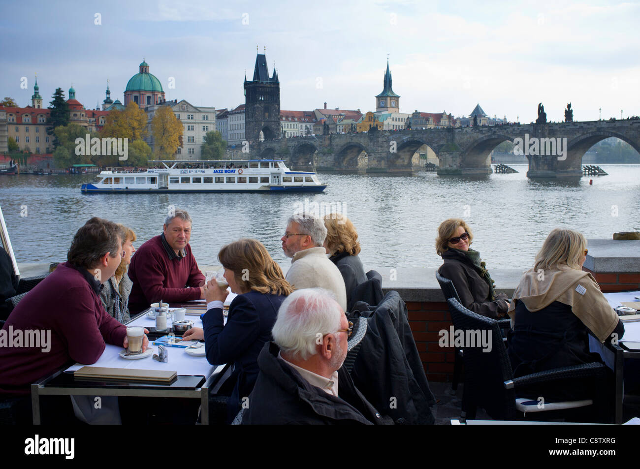Cafe accanto al fiume Vltava a Praga nella Repubblica Ceca Foto Stock