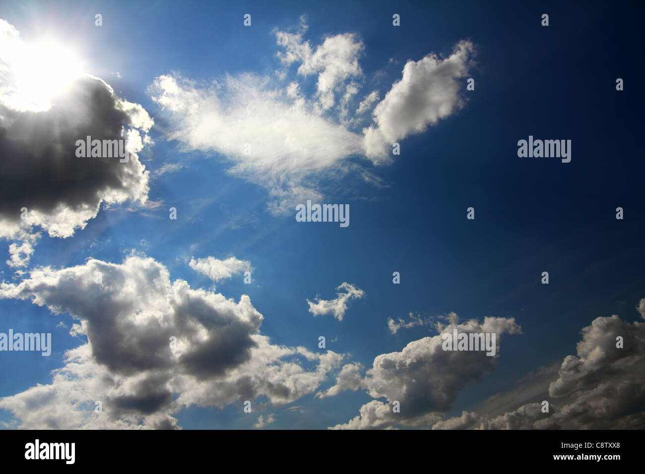 Scena drammatica con nuvole e sole sul cielo blu Foto Stock
