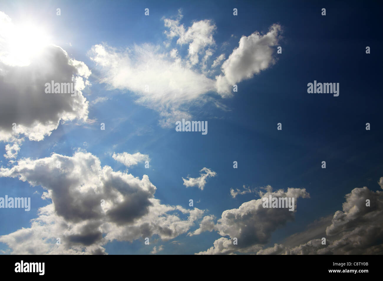 Scena drammatica con nuvole e sole sul cielo blu Foto Stock